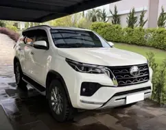 TOYOTA HILUX SW4 2.8 D-4D TURBO DIESEL SRX 7L 4X4 AUTOMÁTICO TOYOTA HILUX SW4 2.8 D-4D TURBO DIESEL SRX 7L 4X4 AUTOMÁTICO