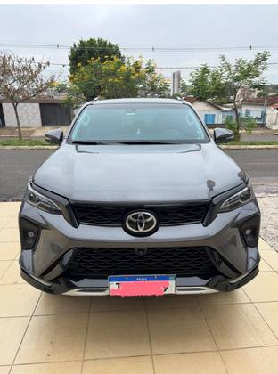 TOYOTA HILUX SW4 2.8 D-4D TURBO DIESEL SRX PLATINUM 7L 4X4 AUTOMÁTICO