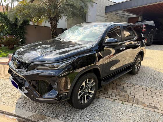 TOYOTA HILUX SW4 2.8 D-4D TURBO DIESEL SRX PLATINUM 7L 4X4 AUTOMÁTICO