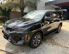 TOYOTA HILUX SW4 2.8 D-4D TURBO DIESEL SRX PLATINUM 7L 4X4 AUTOMÁTICO TOYOTA HILUX SW4 2.8 D-4D TURBO DIESEL SRX PLATINUM 7L 4X4 AUTOMÁTICO