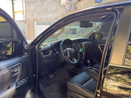 TOYOTA-HILUX SW4-2.8 D-4D TURBO DIESEL SRX PLATINUM 7L 4X4 AUTOMÁTICO TOYOTA-HILUX SW4-2025