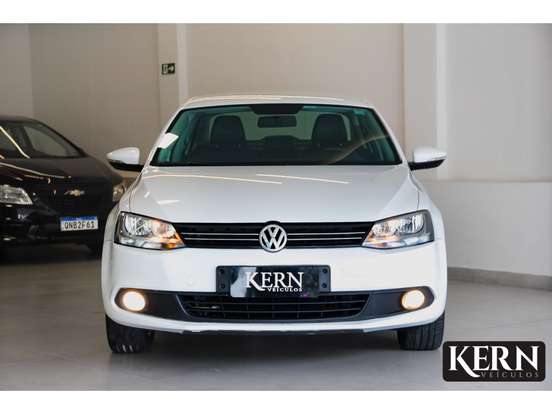 VOLKSWAGEN-JETTA-2012
