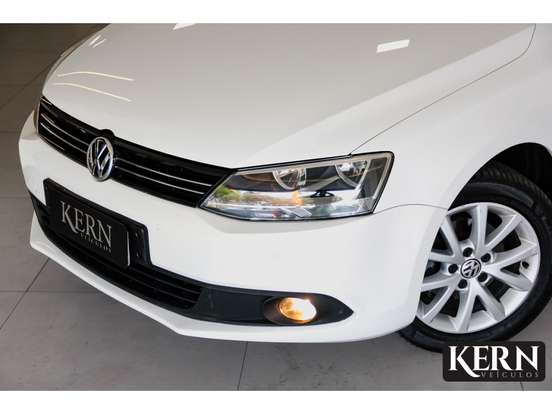 VOLKSWAGEN-JETTA-2012