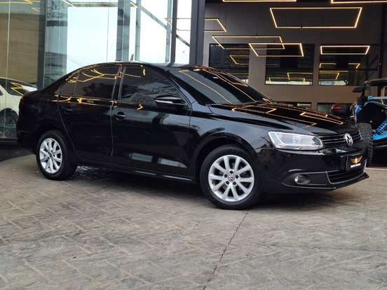 VOLKSWAGEN-JETTA-2012