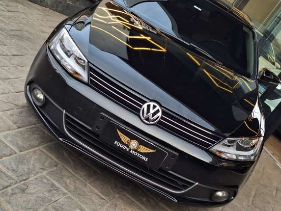 VOLKSWAGEN-JETTA-2012