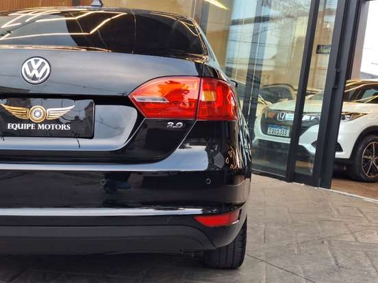 VOLKSWAGEN-JETTA-2012