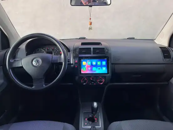 VOLKSWAGEN-POLO SEDAN-2010