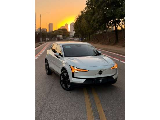VOLVO-EX30-2024