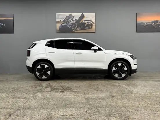 VOLVO-EX30-2024