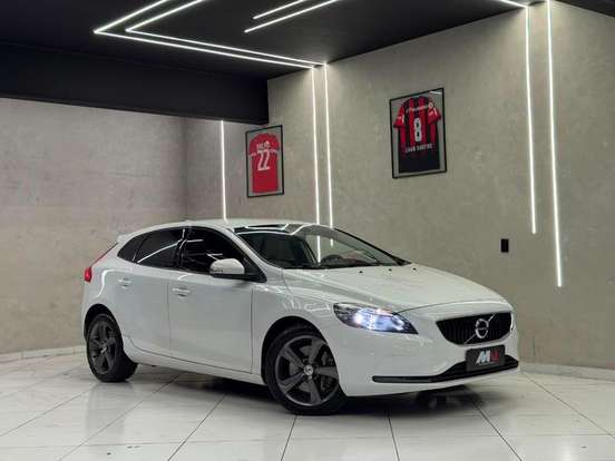 VOLVO-V40-2017