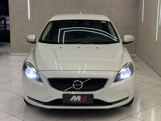VOLVO-V40-2017