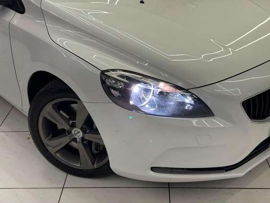 VOLVO-V40-2017