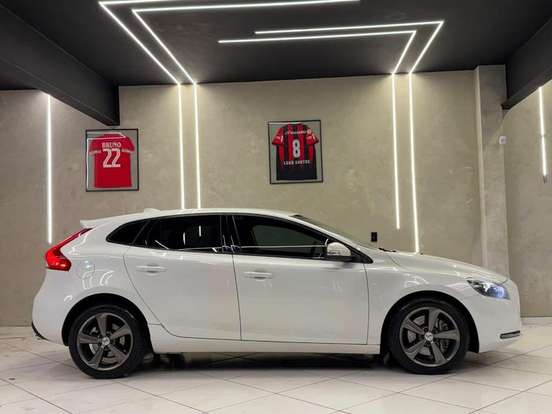 VOLVO-V40-2.0 T4 KINETIC GASOLINA 4P AUTOMÁTICO VOLVO-V40-2017