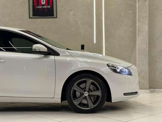 VOLVO-V40-2017