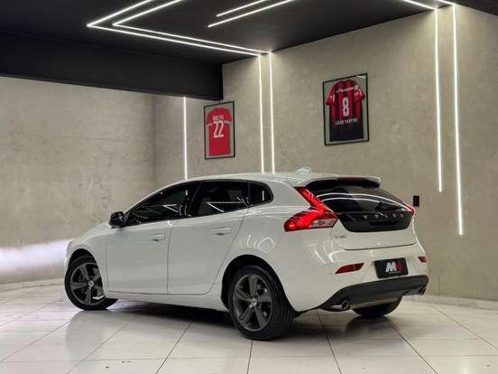VOLVO-V40-2017