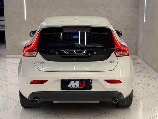 VOLVO-V40-2017