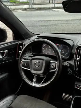 VOLVO-XC40-2021