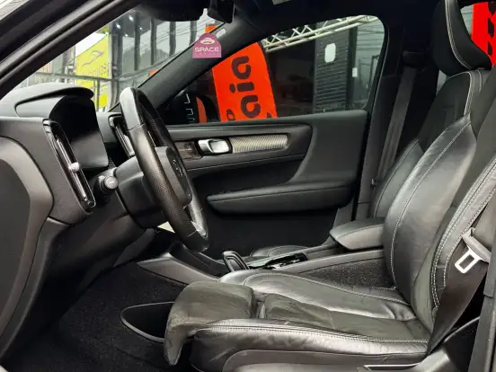 VOLVO-XC40-2021