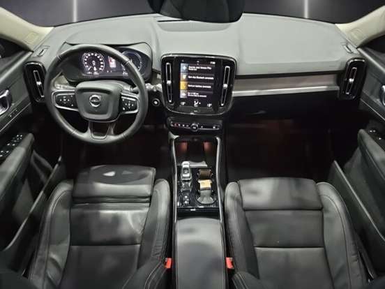 VOLVO-XC40-2021