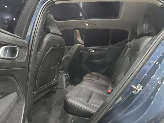 VOLVO-XC40-2021