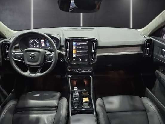 VOLVO-XC40-2021