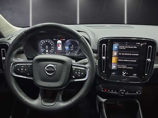 VOLVO-XC40-2021