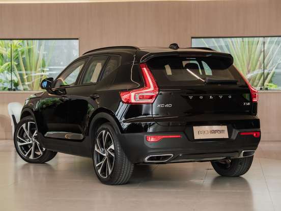 VOLVO-XC40-2020