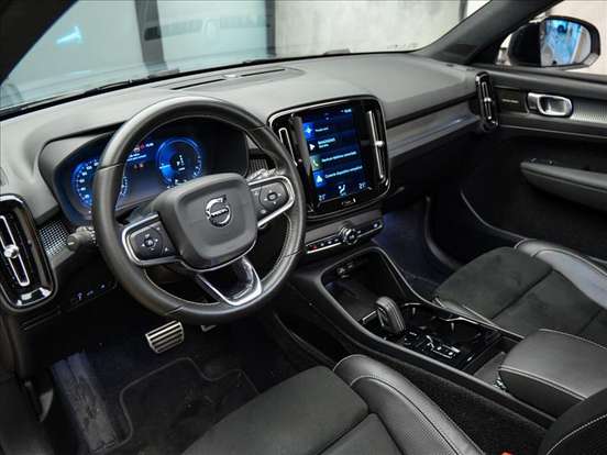 VOLVO-XC40-2020