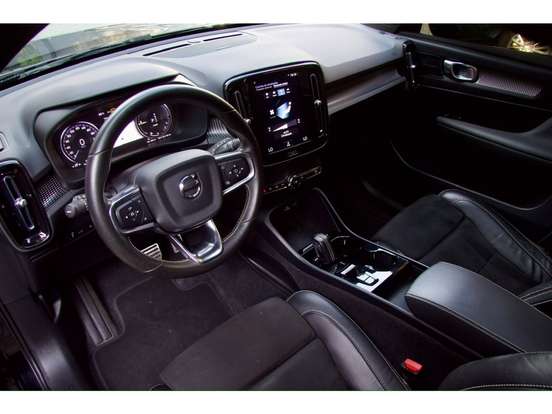 VOLVO-XC40-2021
