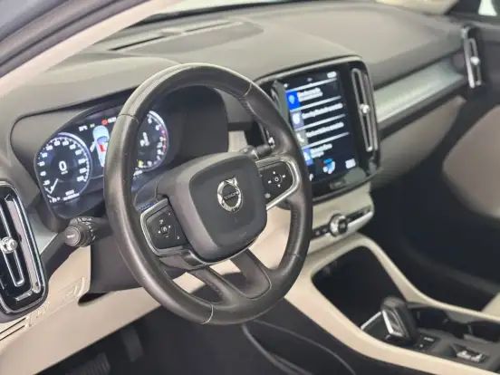 VOLVO-XC40-2018