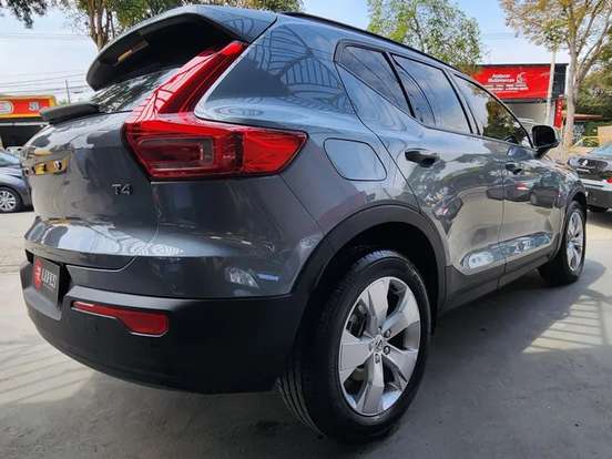 VOLVO-XC40-2018