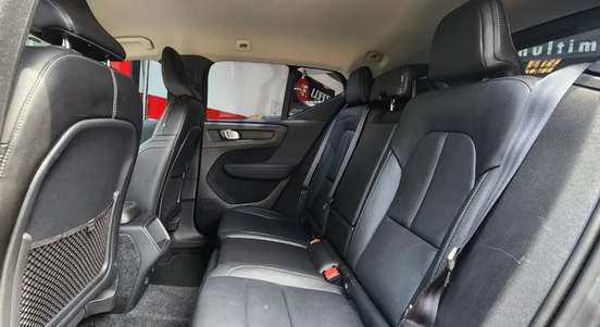 VOLVO-XC40-2018