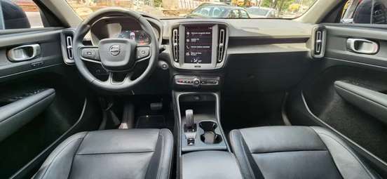 VOLVO-XC40-2018