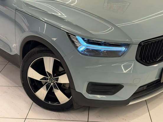 VOLVO-XC40-2018