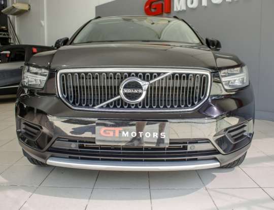 VOLVO-XC40-2018