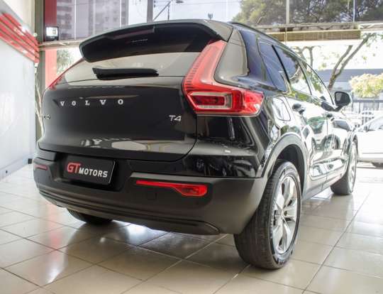 VOLVO-XC40-2018