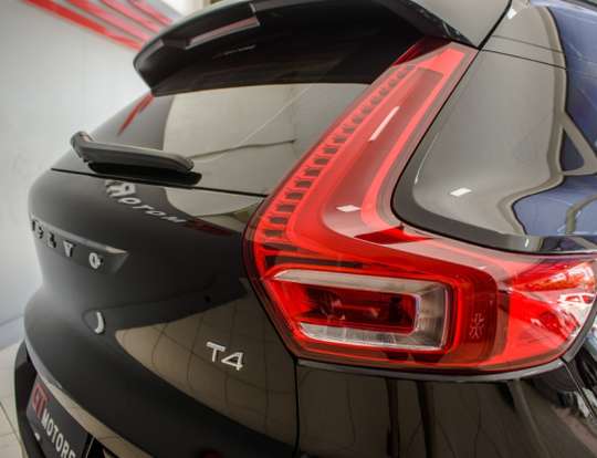 VOLVO-XC40-2018