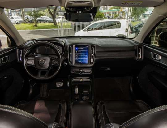 VOLVO-XC40-2018