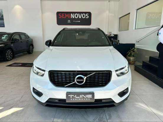 VOLVO-XC40-2018