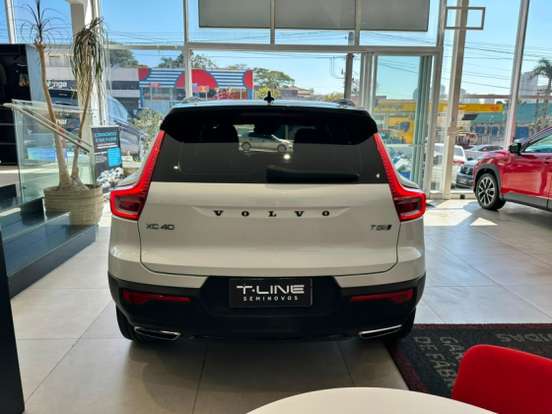 VOLVO-XC40-2018
