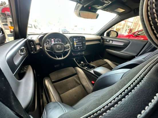 VOLVO-XC40-2018