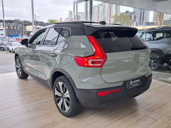 VOLVO-XC40-2022