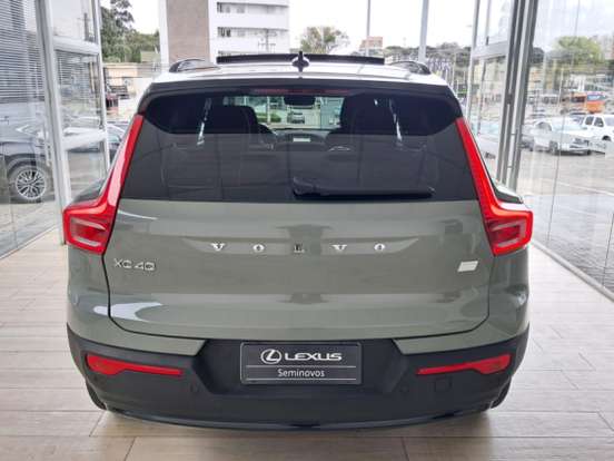 VOLVO-XC40-2022