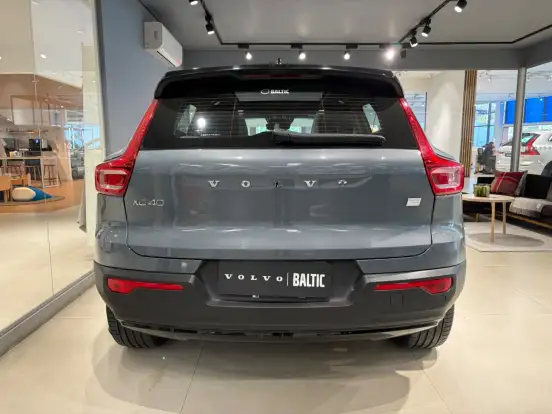 VOLVO-XC40-2021