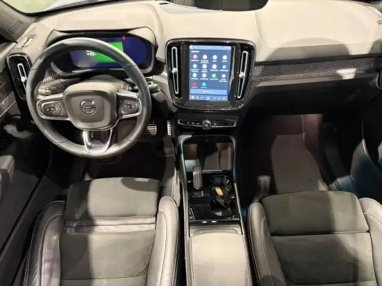 VOLVO-XC40-2021