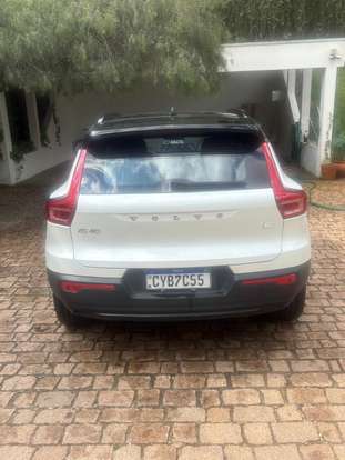 VOLVO-XC40-2023