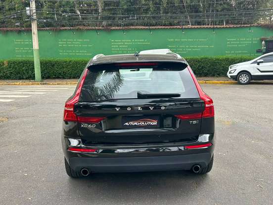 VOLVO-XC60-2.0 T5 GASOLINA MOMENTUM AWD GEARTRONIC VOLVO-XC60-2018