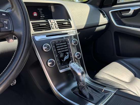 VOLVO-XC60-2.0 T6 R DESIGN TURBO GASOLINA 4P AUTOMÁTICO VOLVO-XC60-2015