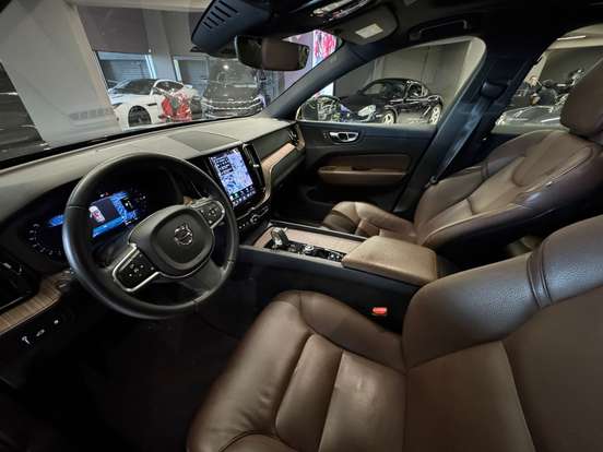 VOLVO-XC60-2021