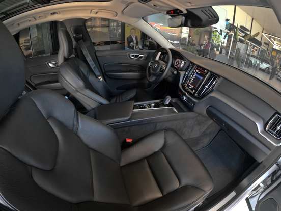 VOLVO-XC60-2020
